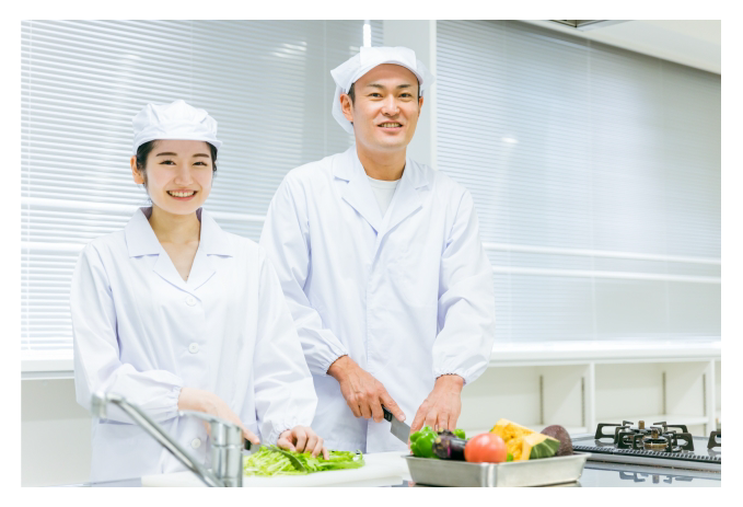 厨房で調理しているスタッフ